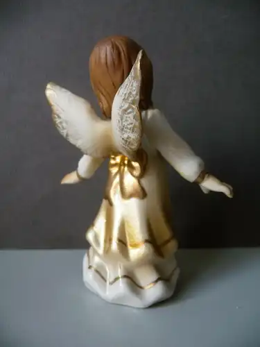 Kleine Porzellanfigur Engel schwebend 9 cm