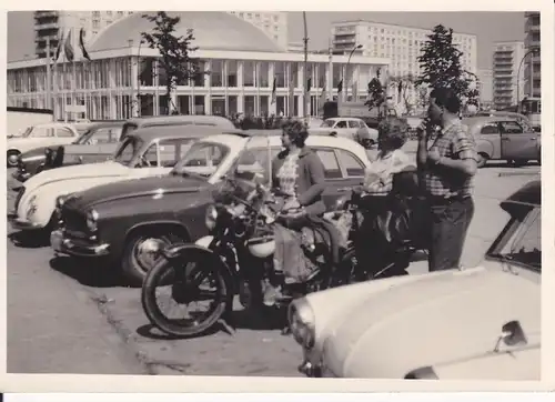 Orig. Foto Berlin Alexanderplatz Kongresshalle Autos Motorrad Oldtimer ca. 1960