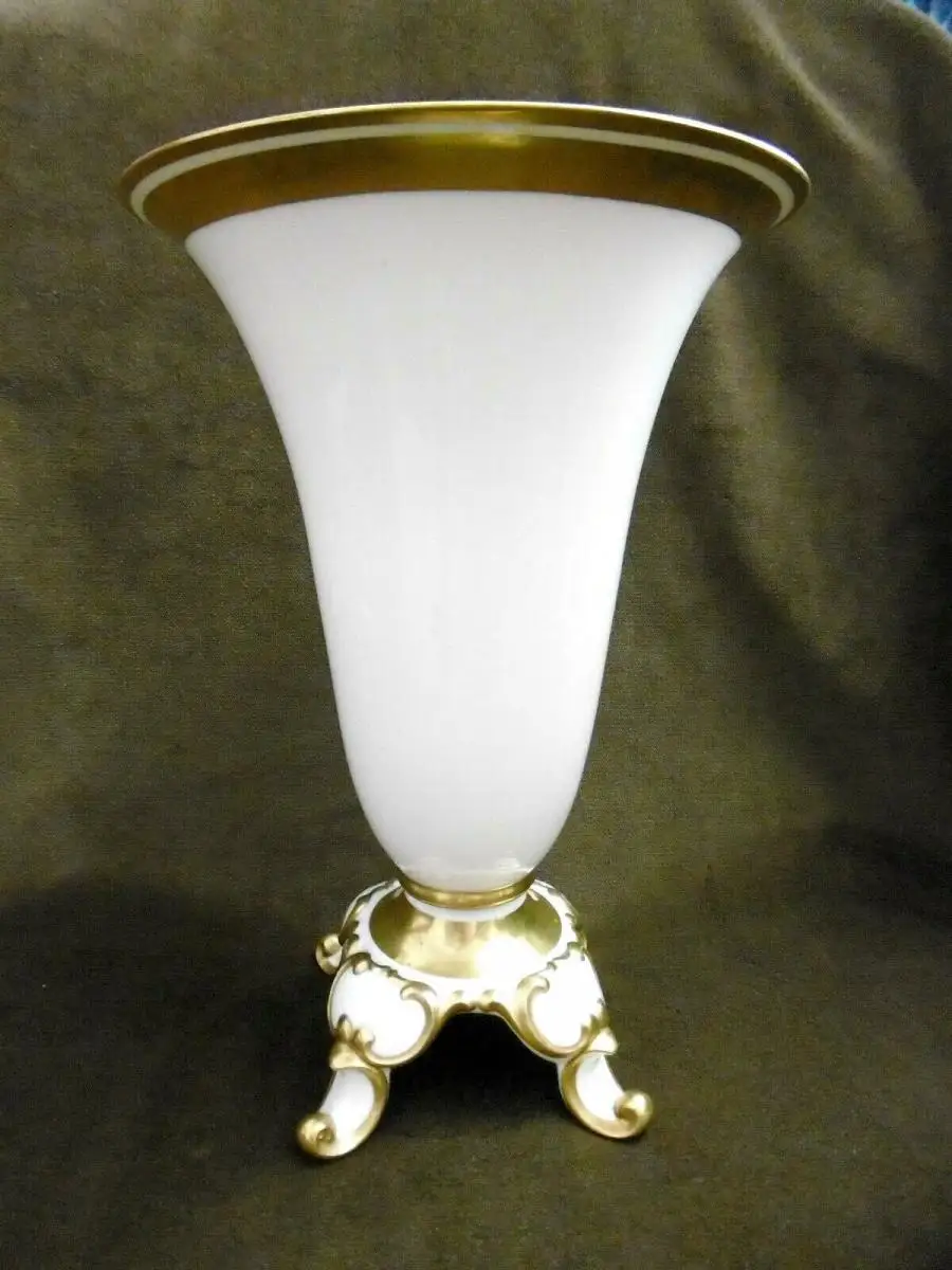 Antike, edle Vase im Barockstil von Hutschenreuther mit Golddetails 0