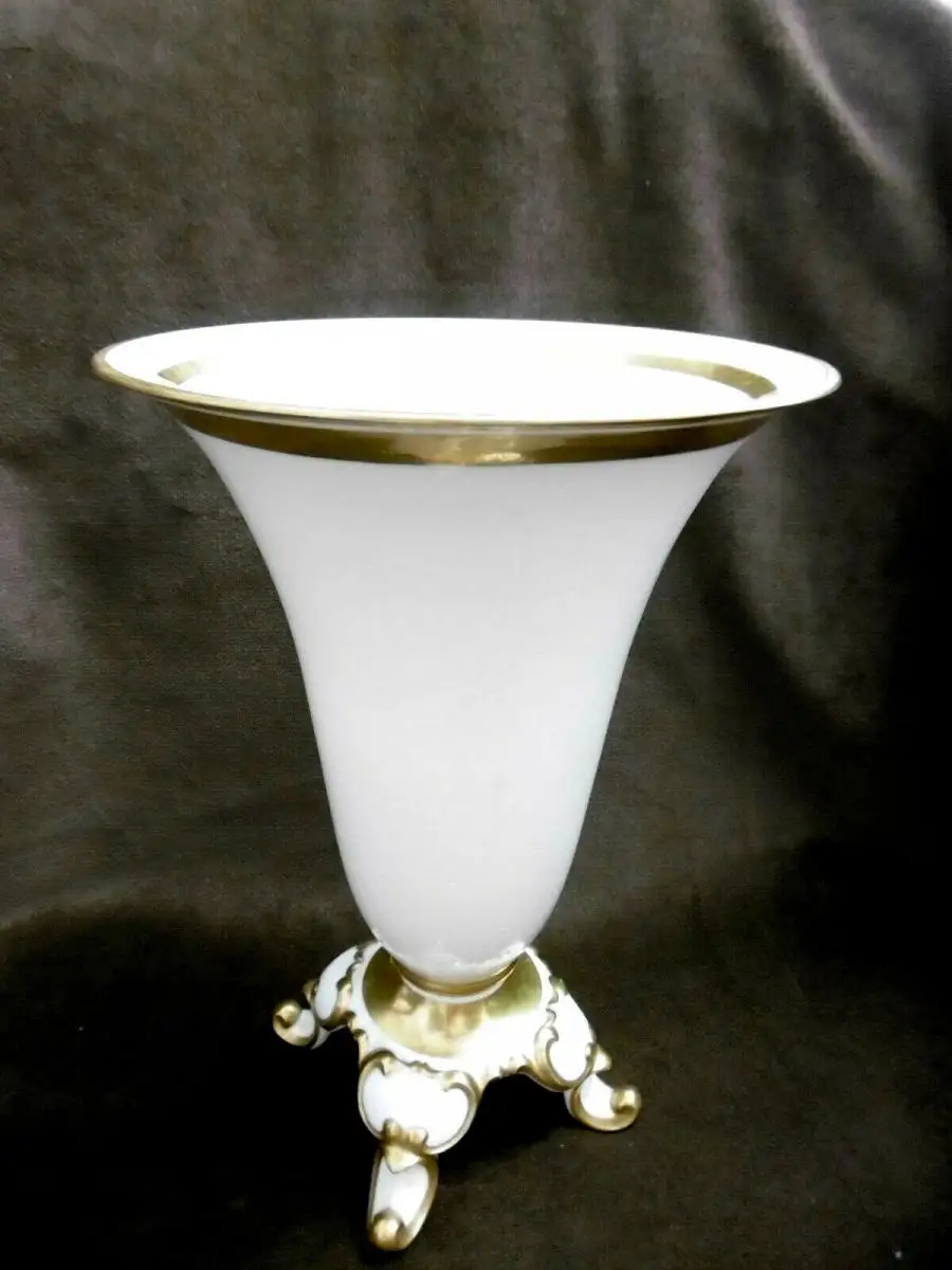 Antike, edle Vase im Barockstil von Hutschenreuther mit Golddetails 1