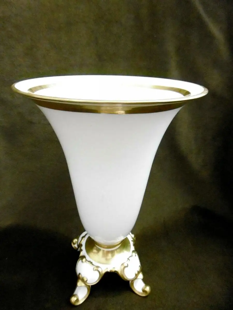 Antike, edle Vase im Barockstil von Hutschenreuther mit Golddetails 2