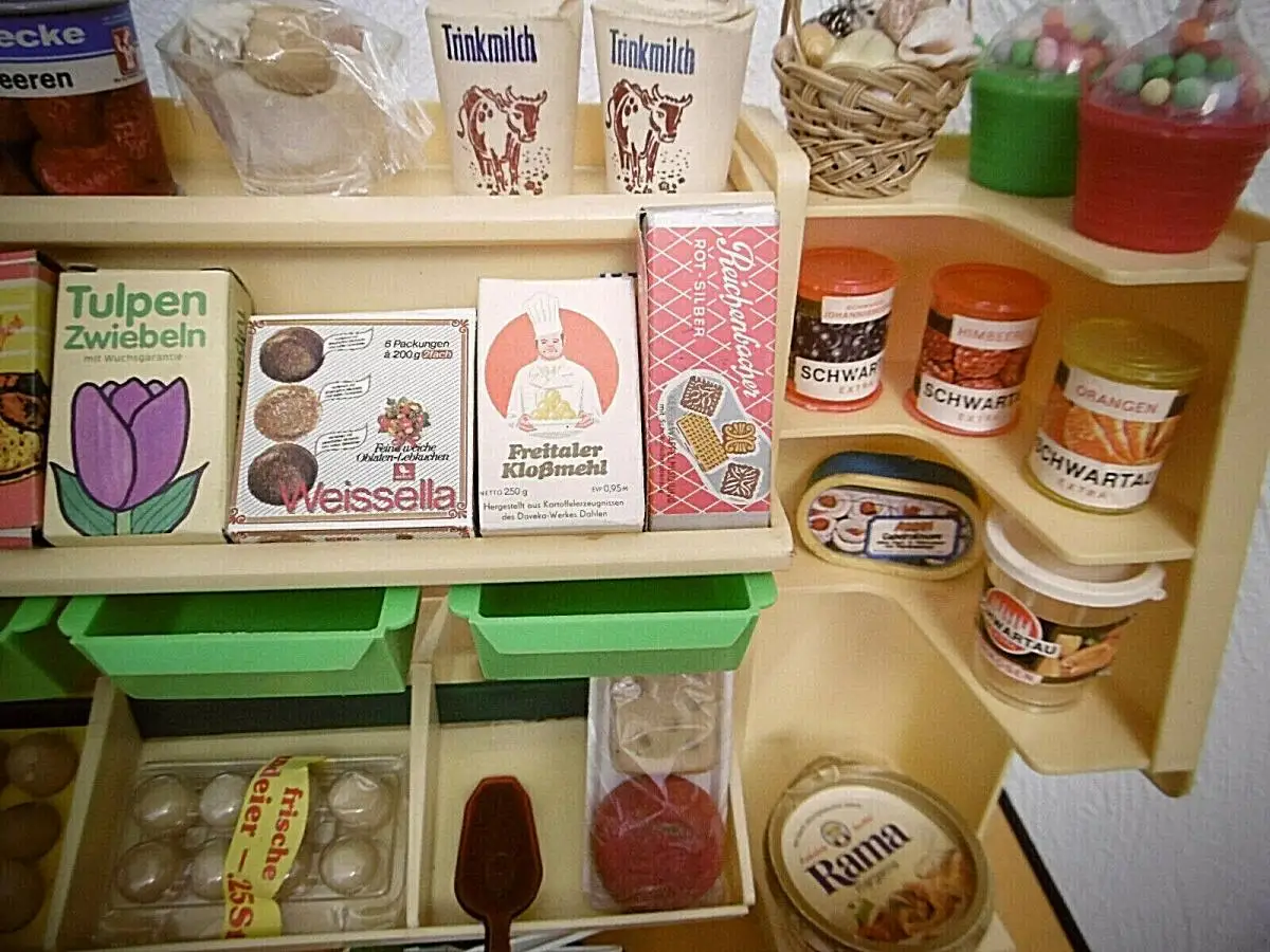 Alter Kaufmannsladen (DDR) aus Plastik, reichhaltig bestückt! (ca. 45 Teile) 2