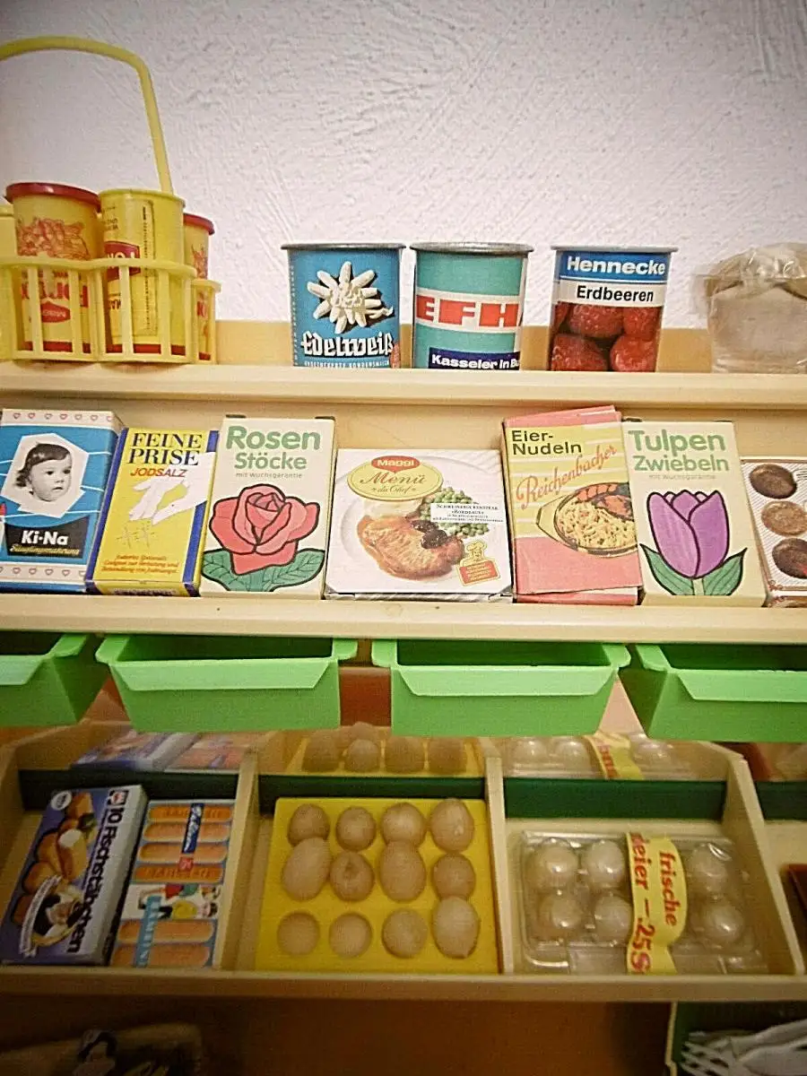 Alter Kaufmannsladen (DDR) aus Plastik, reichhaltig bestückt! (ca. 45 Teile) 3