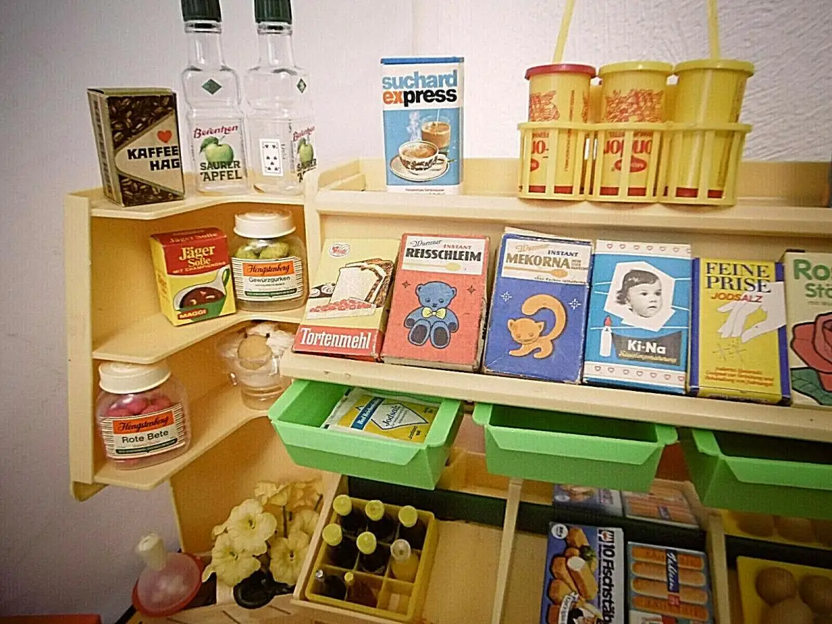 Alter Kaufmannsladen (DDR) aus Plastik, reichhaltig bestückt! (ca. 45 Teile) 4