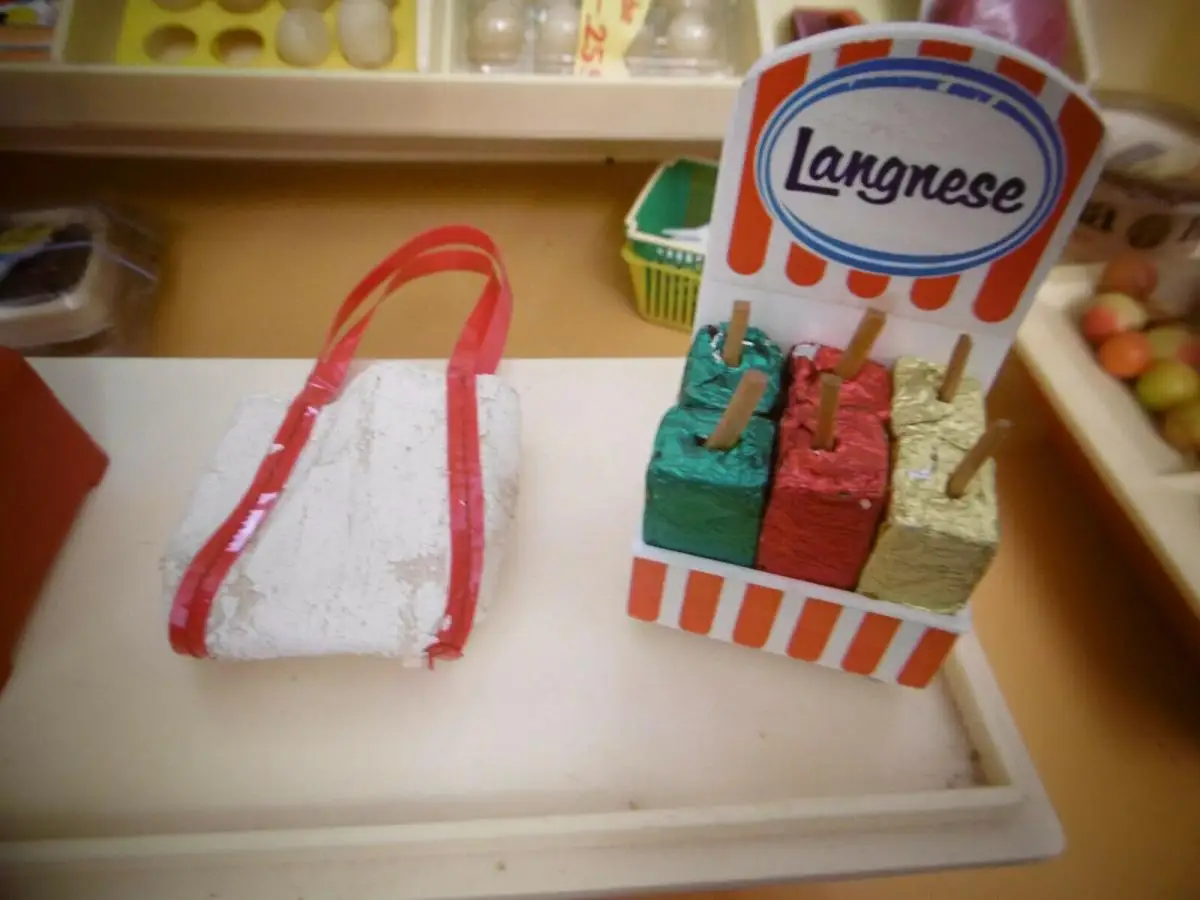 Alter Kaufmannsladen (DDR) aus Plastik, reichhaltig bestückt! (ca. 45 Teile) 7