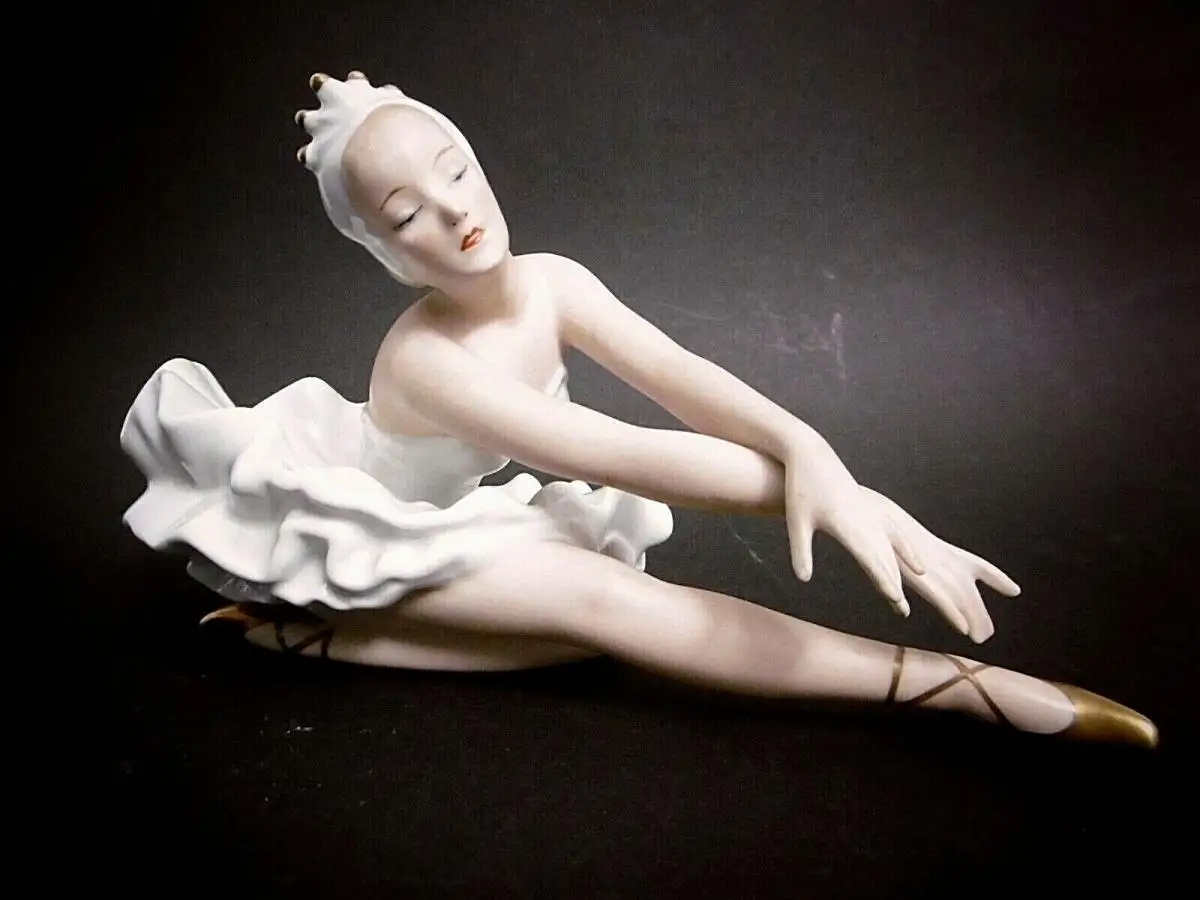 Wunderschöne sitzende Tänzerin , Wallendorf Porzellan , L x H ca. 20 x 13 cm 0