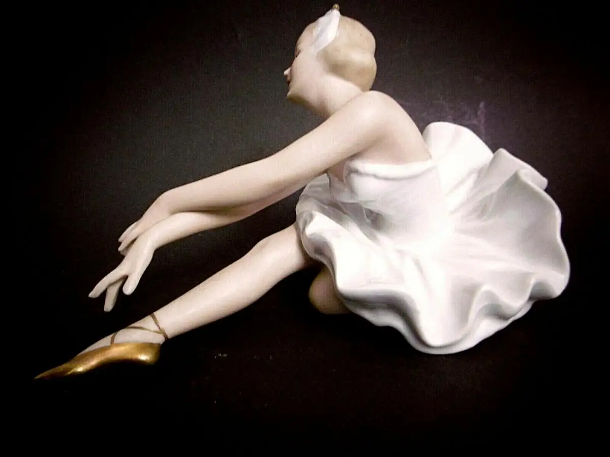 Wunderschöne sitzende Tänzerin , Wallendorf Porzellan , L x H ca. 20 x 13 cm 1