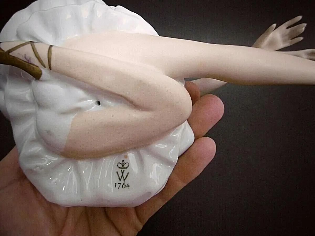 Wunderschöne sitzende Tänzerin , Wallendorf Porzellan , L x H ca. 20 x 13 cm 3