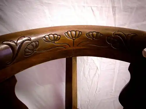 Beeindruckender Armlehnstuhl im Jugendstil mit schönen Ornamenten, restauriert