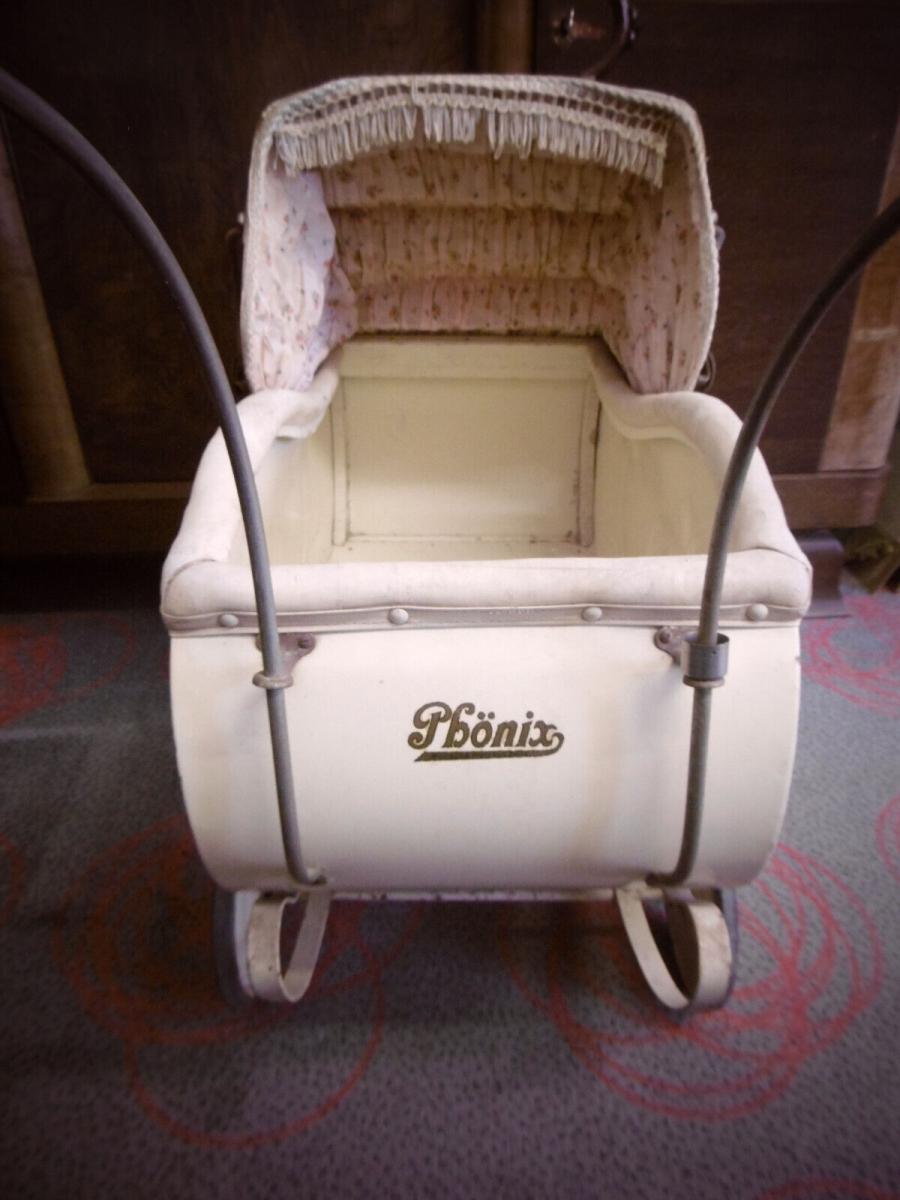 Romantischer Vintage-Puppenkinderwagen 