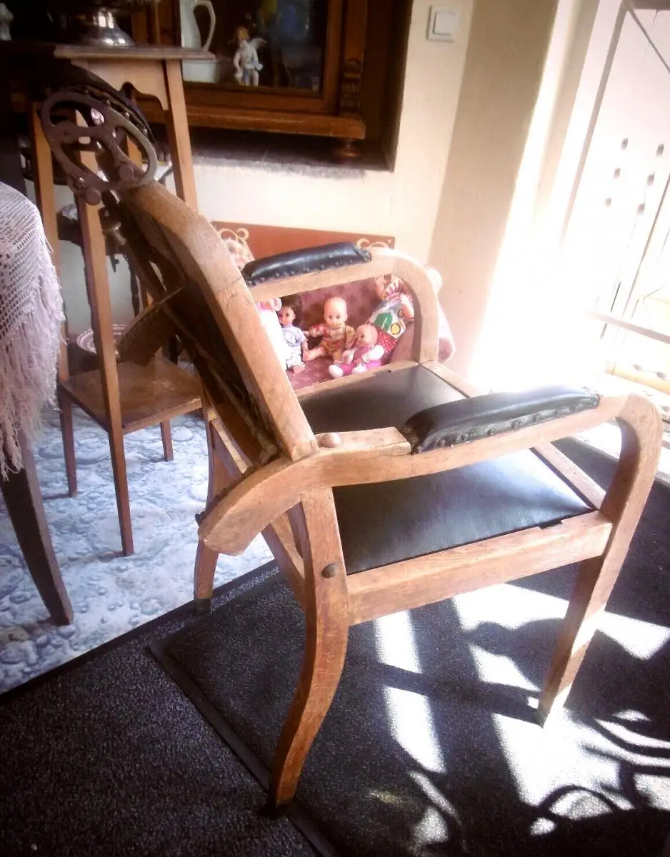 Antiker Friseurstuhl aus Holz + Leder 