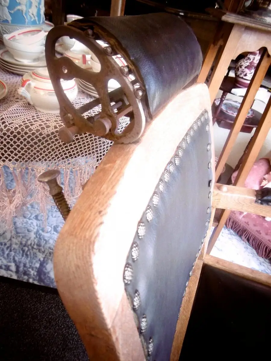 Antiker Friseurstuhl aus Holz + Leder 