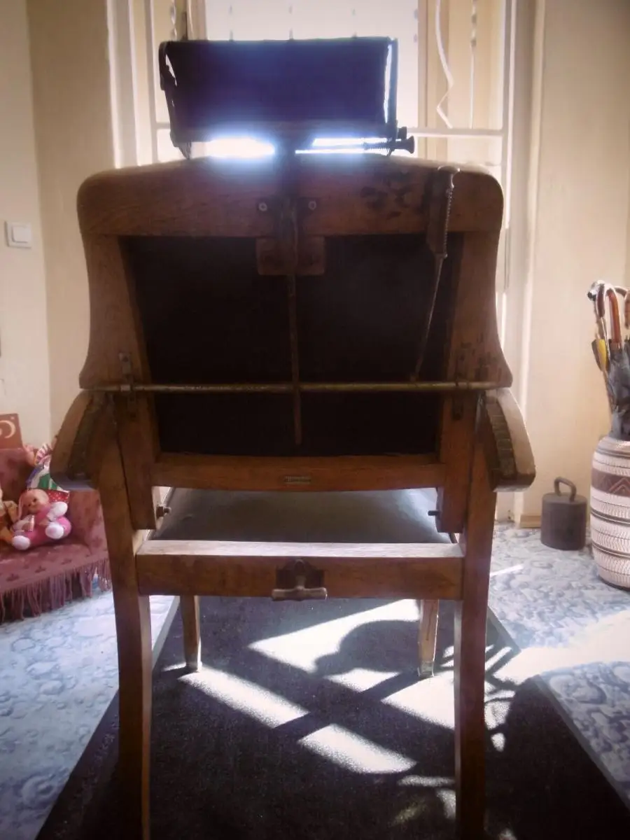 Antiker Friseurstuhl aus Holz + Leder 