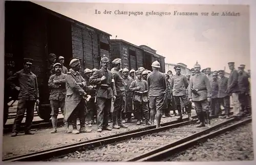 Alte PK "In der Champagne gefangene Franzosen vor der Abfahrt",  1916