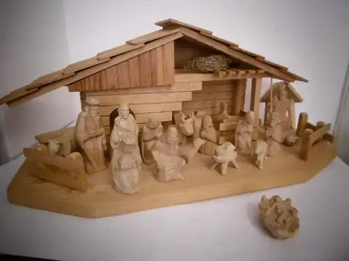 Beeindruckende handgeschnitzte Krippe aus Vollholz, 65 x 28 x 30 cm