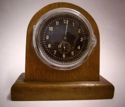 Alte Uhr für Wehrmachtfahrzeug / Borduhr in Holzfassung zum Hinstellen