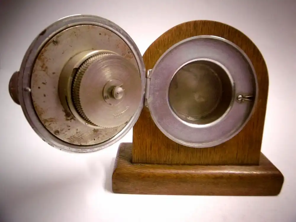 Alte Uhr für Wehrmachtfahrzeug / Borduhr in Holzfassung zum Hinstellen 1