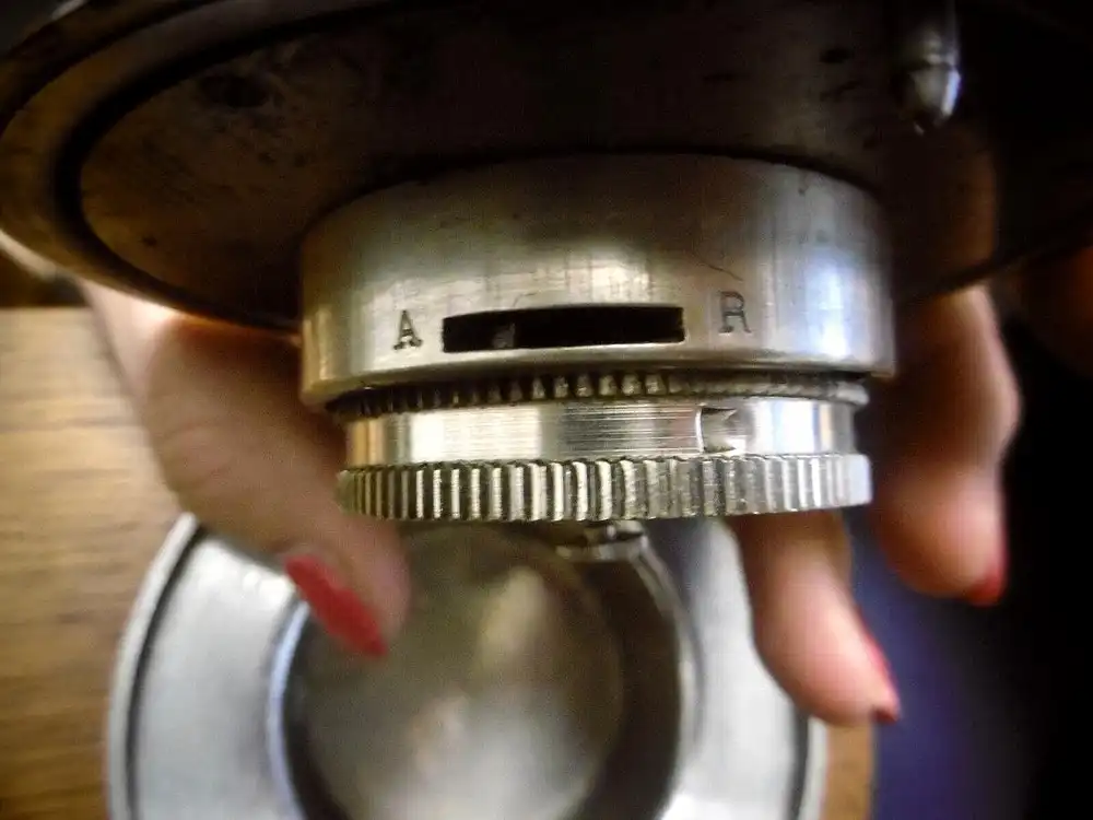 Alte Uhr für Wehrmachtfahrzeug / Borduhr in Holzfassung zum Hinstellen 3