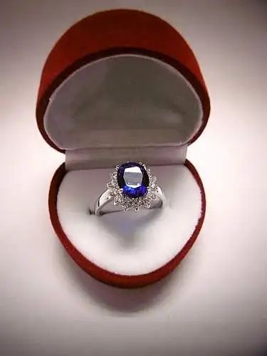 Beeindruckender Ring mit grossem blauen Stein im Herzetui, größenverstellbar