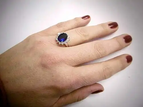Beeindruckender Ring mit grossem blauen Stein im Herzetui, größenverstellbar