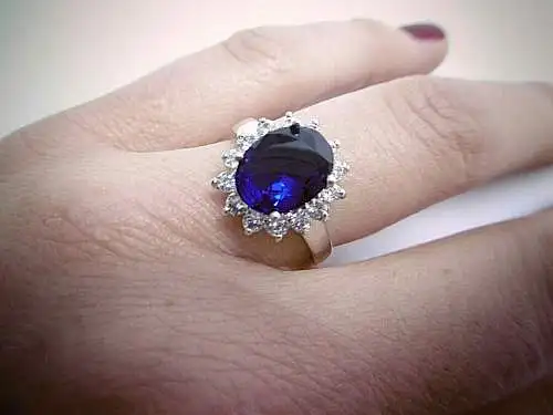 Beeindruckender Ring mit grossem blauen Stein im Herzetui, größenverstellbar