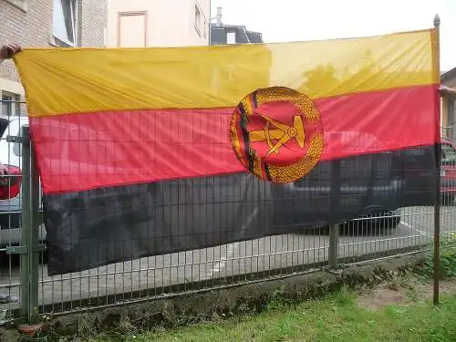 Große DDR Fahne Staatswappen schwarz rot gold mit Fahnenstange