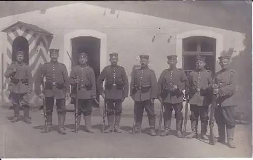 Orig. Foto Postkarte Soldaten Gruppenbild vor Wachhäuschen WK I