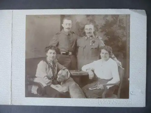 Orig. Foto Familienbild mit Soldaten in Uniform Orden