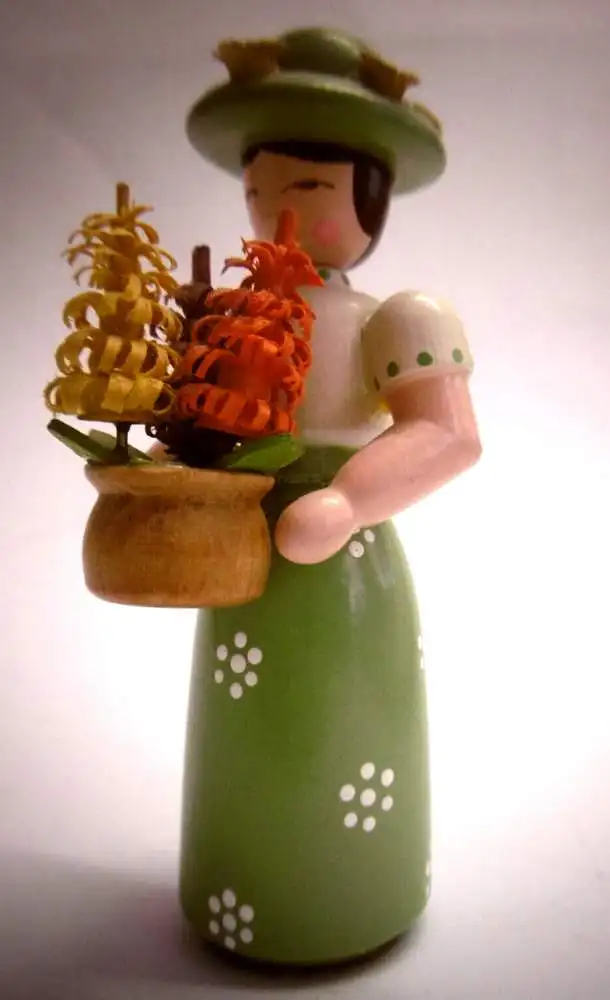 Bezauberndes Blumenmädchen von Müller Seiffen, Erzgeb., Holz, ca. 8,5 cm 1