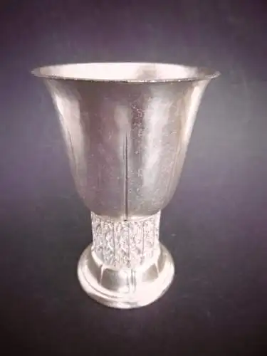 Alter versilberter Becher mit schöner Verzierung, Hammerschlag, H. ca. 14 cm