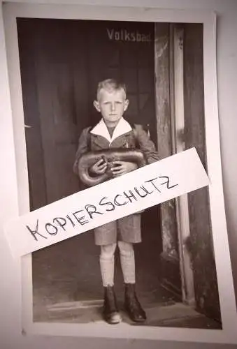 Alte Fotopostkarte "Kleiner Junge vor dem Volksbad", ungelaufen