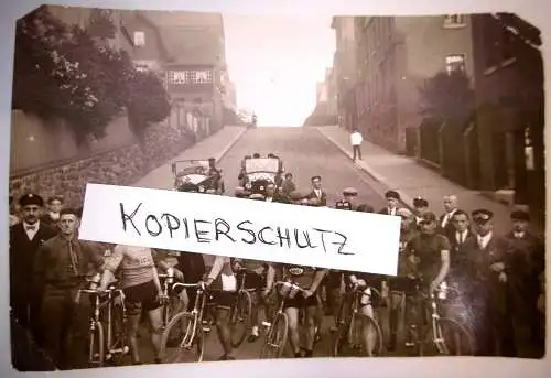 Alte Echtfoto Postkarte "Liebaustrasse Reichenbach/Vgtl., Radrennen Team Opel"