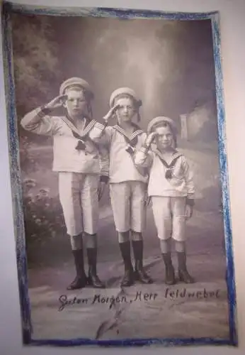 Alte Echtfoto Postkarte "Kleine Jungen beim Appell", ungelaufen