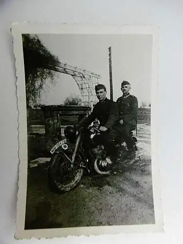 Foto "Zwei Soldaten auf Motorrad"