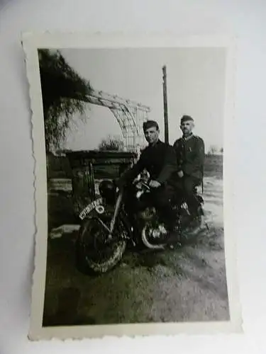 Foto "Zwei Soldaten auf Motorrad"