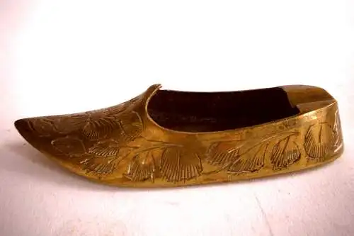Ausgefallener Vintage Handaschenbecher aus Messing "Asiatischer Schuh"