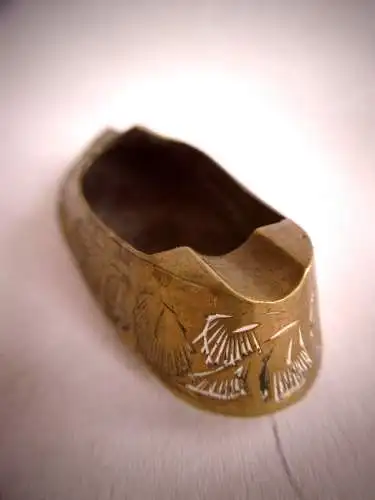 Ausgefallener Vintage Handaschenbecher aus Messing "Asiatischer Schuh"