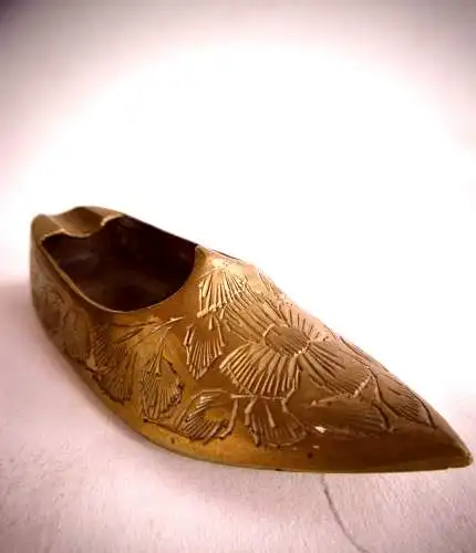 Ausgefallener Vintage Handaschenbecher aus Messing "Asiatischer Schuh"
