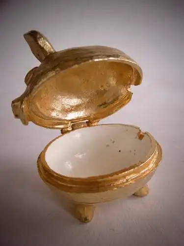 Vintage Pillendose als Schweinchen mit Porzellaneinsatz, goldfarben
