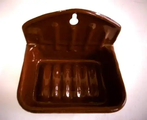 Alte Seifenschale aus Emaille (mit Wandhalterung), braun