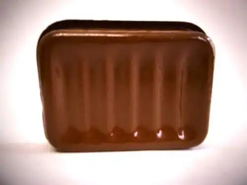 Alte Seifenschale aus Emaille (mit Wandhalterung), braun