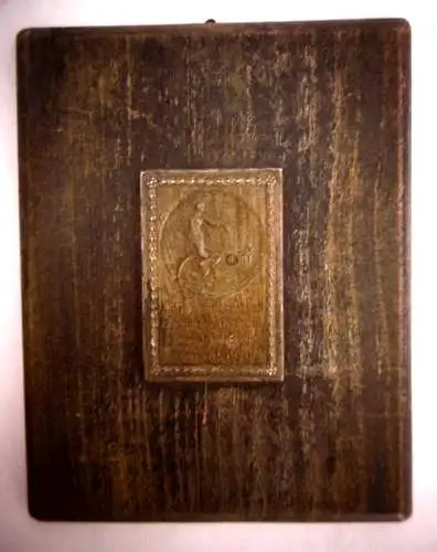 Alte Sportplakette Leipzig 1921, auf Holzunterlage mit Aufhängung