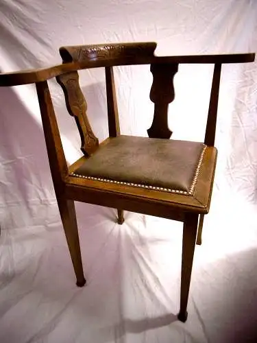 Beeindruckender Armlehnstuhl im Jugendstil mit schönen Ornamenten, restauriert