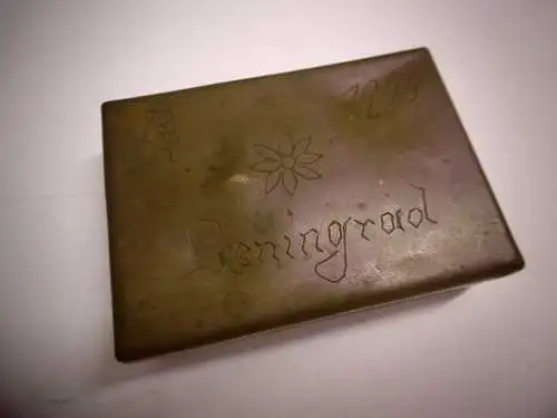 Kleine Dose aus Metall Kriegsgefangenenarbeit Leningrad, graviert, 1946