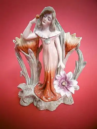 Zauberhafte Doppelblumenvase "Frau mit Tulpen", Bisquitporzellan