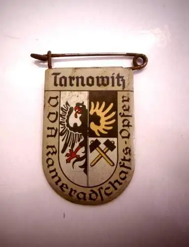 WHW VDA Winterhilfswerk Abzeichen mit Stadtemblem von Tarnowitz