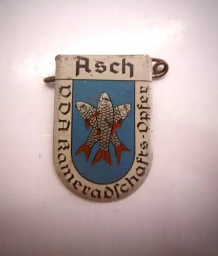 WHW VDA Winterhilfswerk Abzeichen mit Stadtemblem von Asch