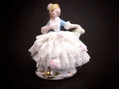 Zauberhafte barocke Porzellanfigur mit Spitzenrock , Höhe ca. 6 cm