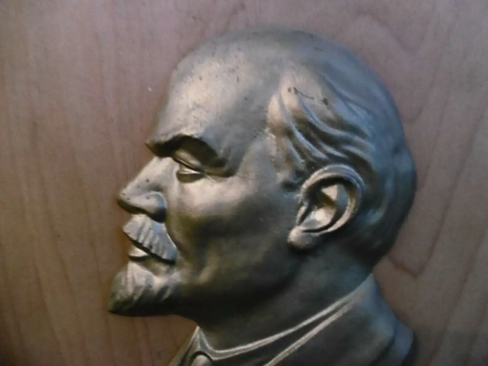 Leninrelief , Guss auf Holz  2