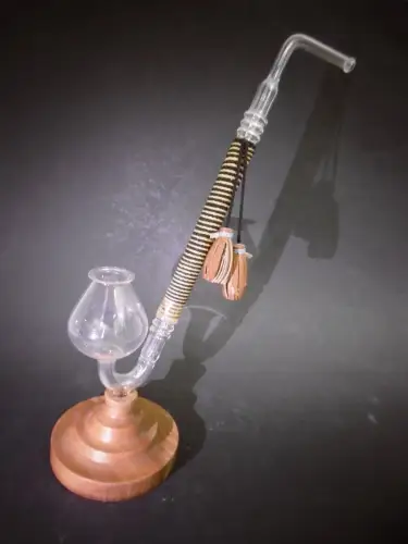 Vintage Schnapspfeiffe mit schöner Verzierung, 1970er Jahre,  auf Holzsockel